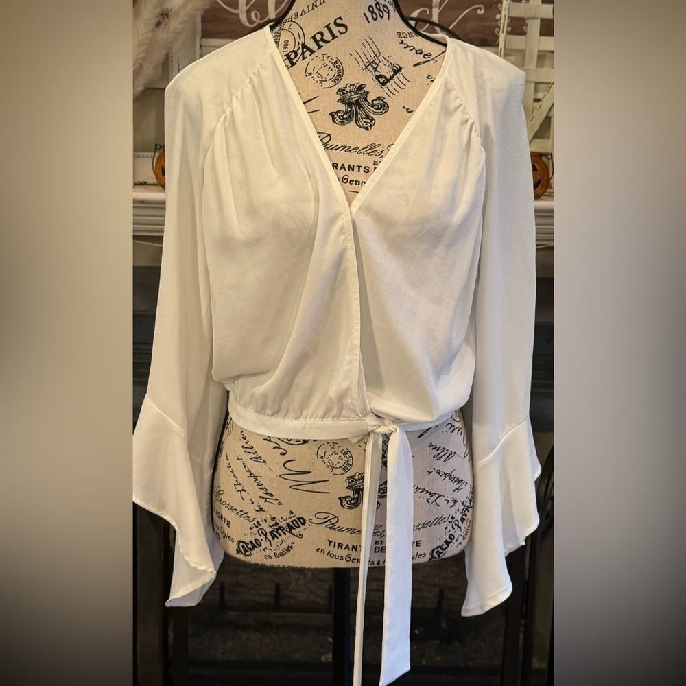 White Blouse Flutter Sleeves Anthropologie Women’s Small V Neckline Tie Waist